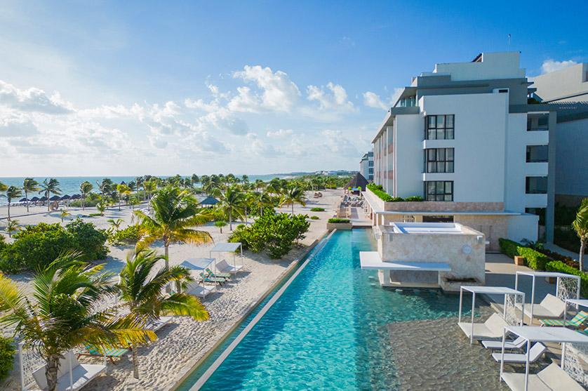 Swim up bar overlooking the beach at Majestic Elegance Costa Mujeres